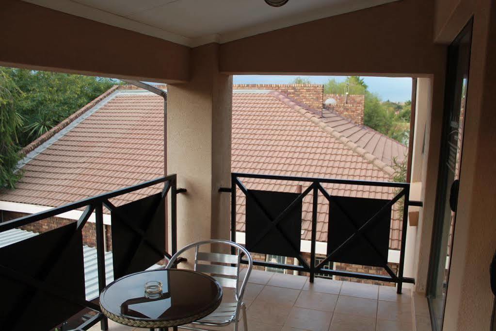 Woodpecker'S Inn Guest House Kempton Park Exterior foto